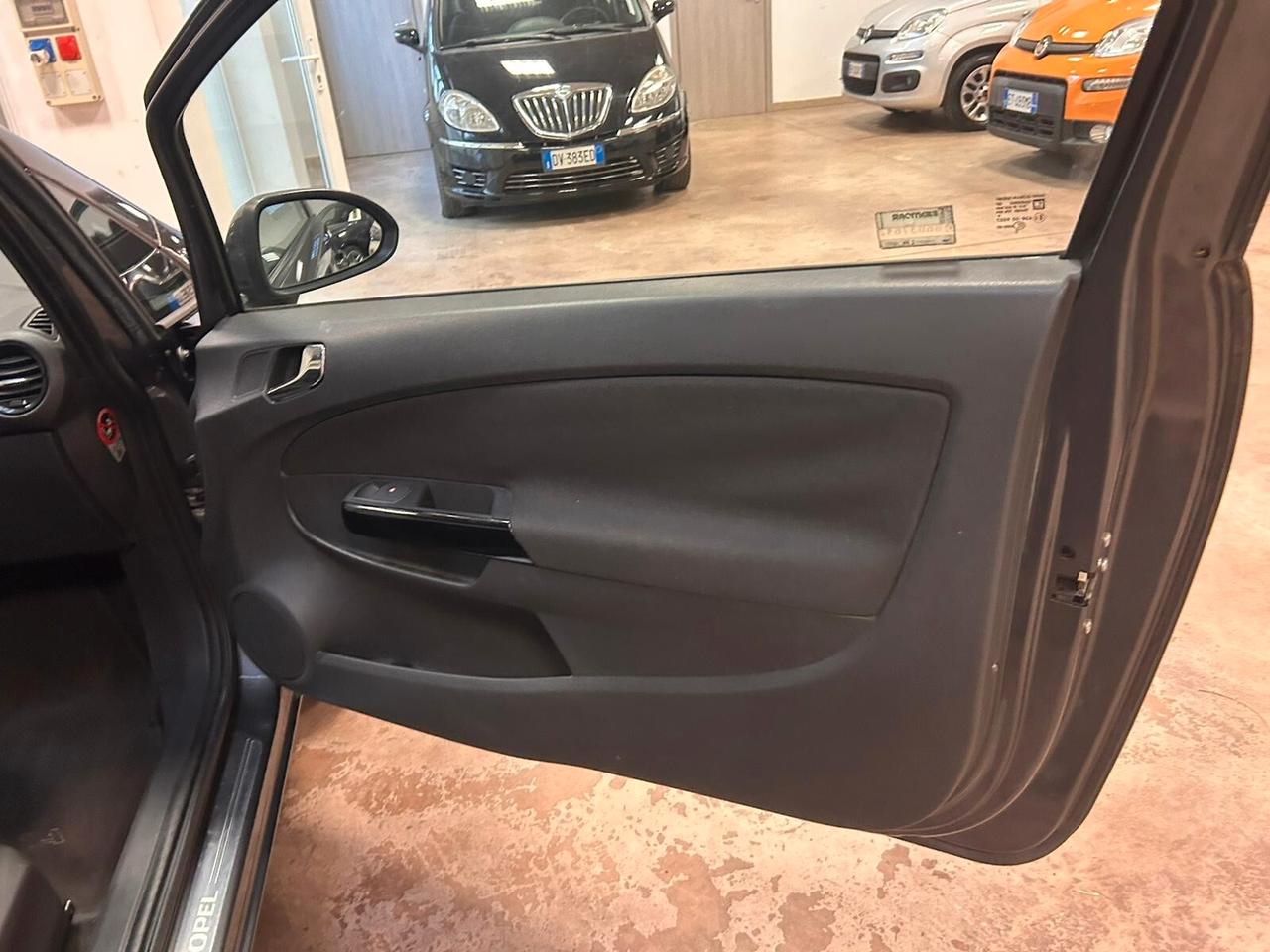 Opel Corsa 1.2 3 porte b-color