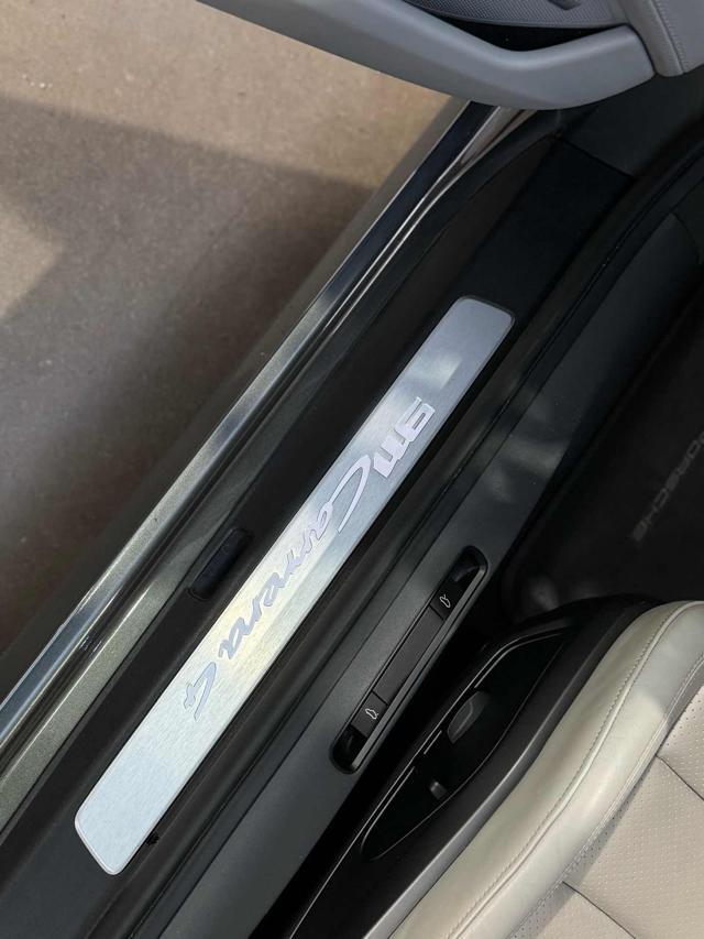 PORSCHE 911 Carrera 4