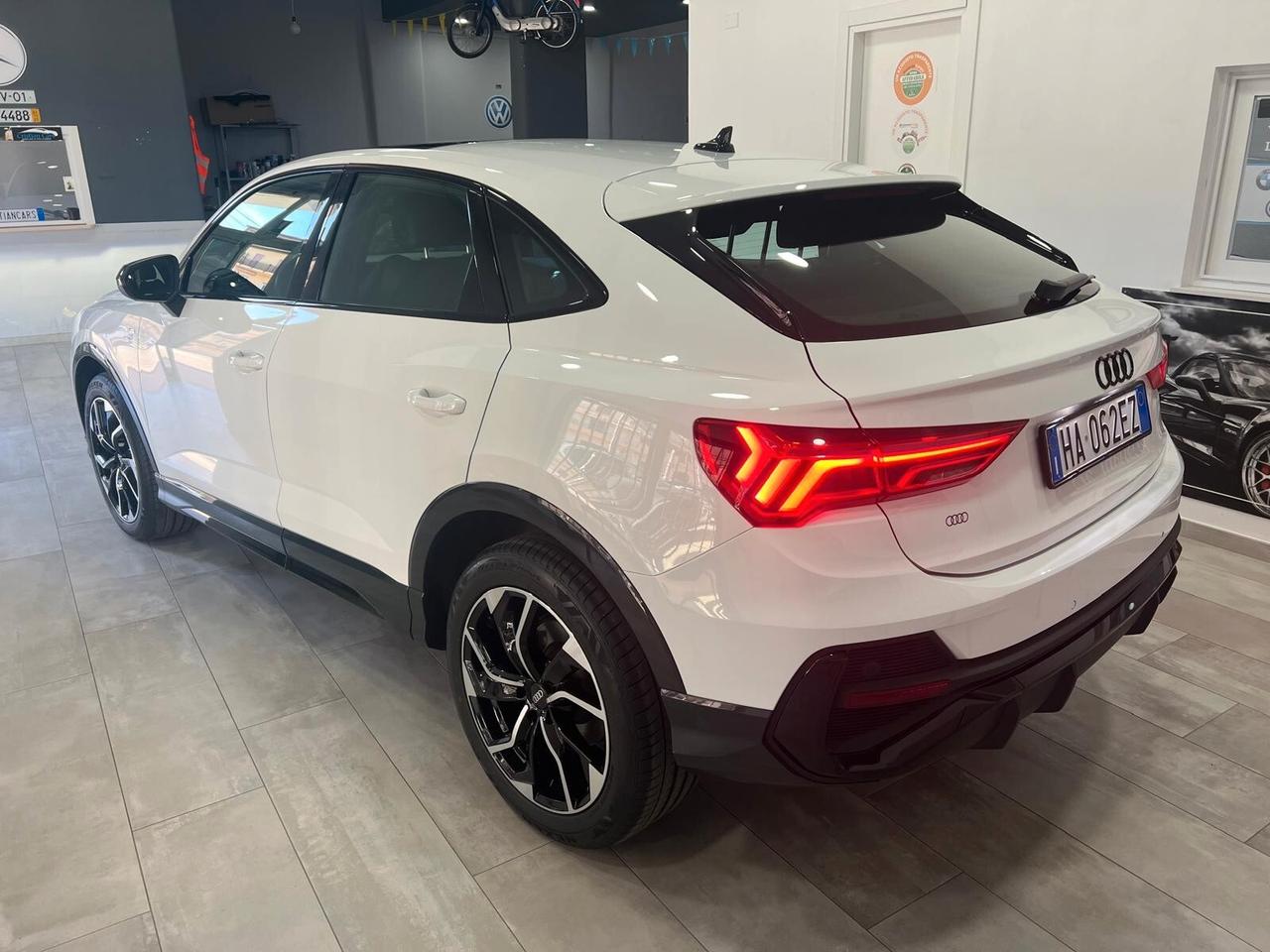 Audi Q3 35 TDI Identity Black