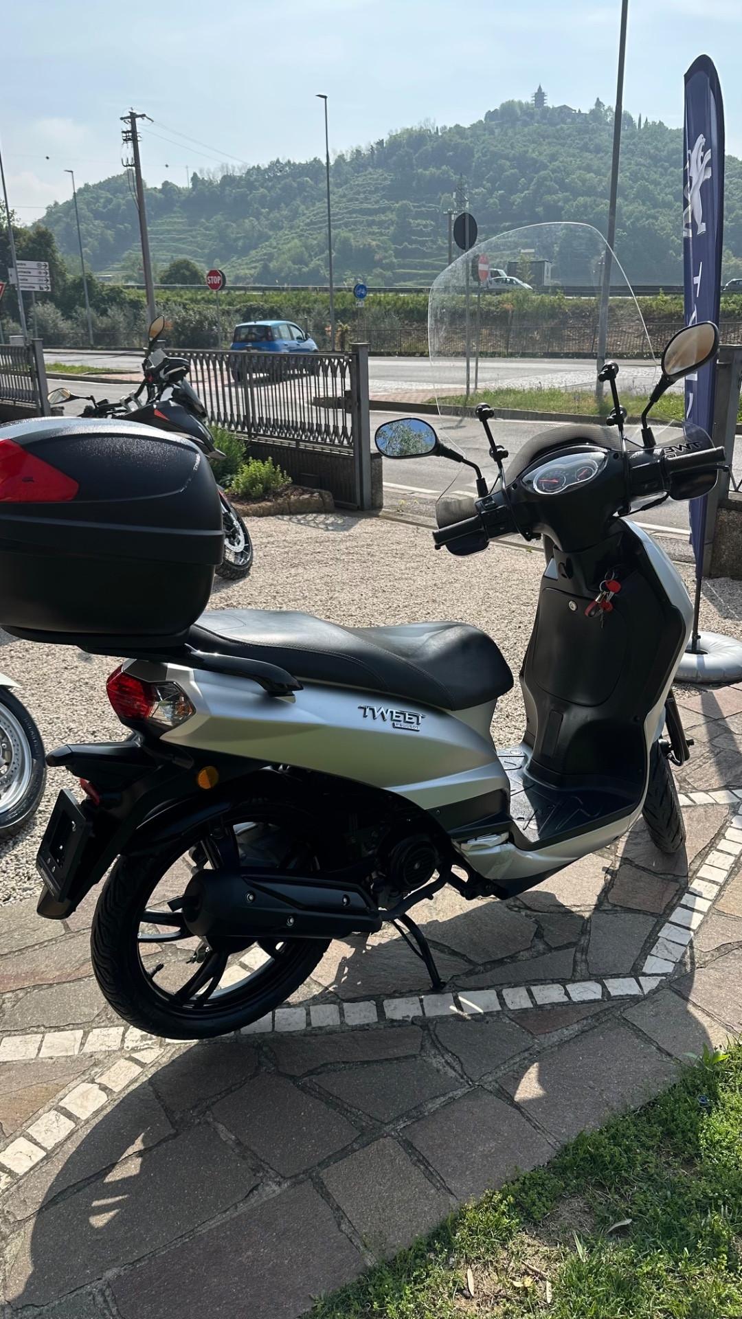 Peugeot Tweet 50 4 tempi con bauletto e parabrezza