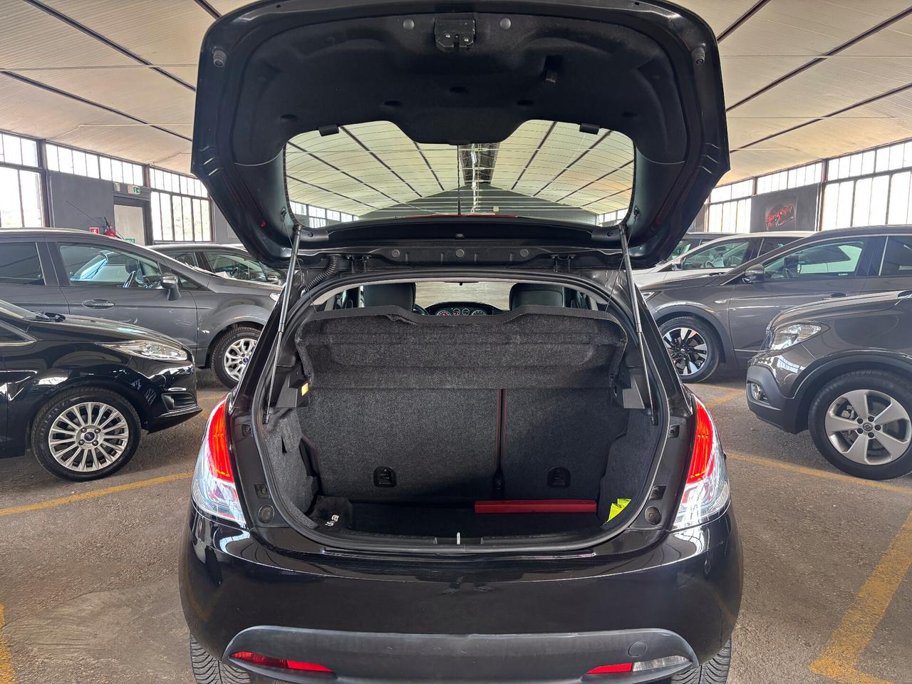 Lancia Ypsilon 1.2 69CV 5 porte S&S Platinum NEOPATENTATO