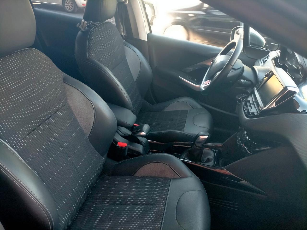 Peugeot 2008 BlueHDi 100 S&S Black Matt
