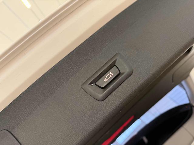 BMW X1 sDrive18d X line //LED//18//NAVI//