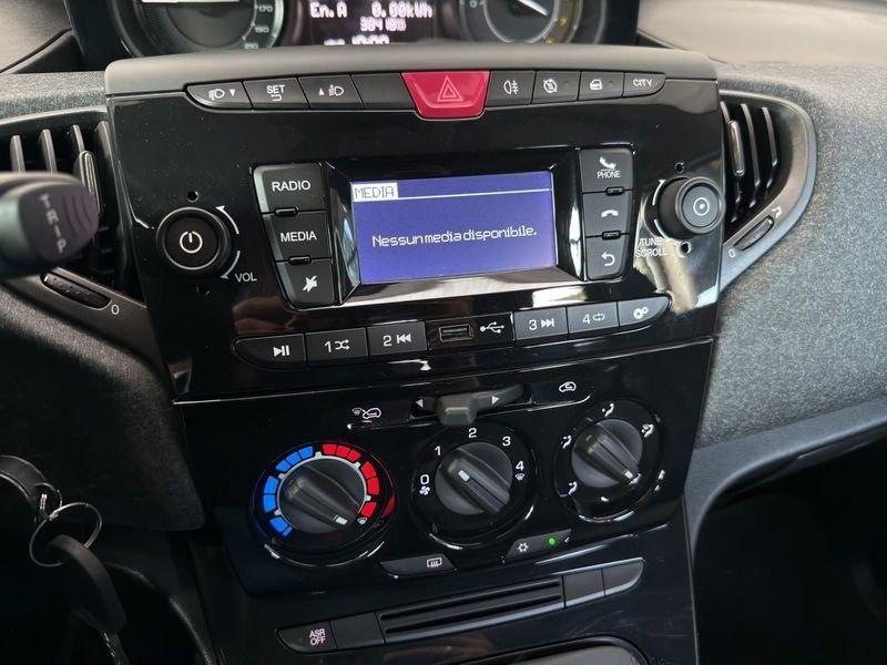 Lancia Ypsilon Ypsilon 5p 1.0 hybrid 70cv 6m Silver Plus