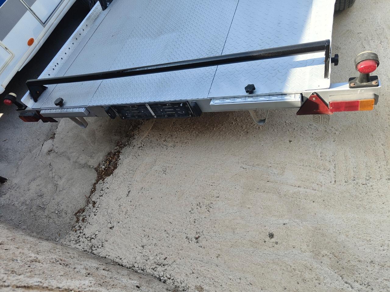 Rimorchio auto basculante con rampe
